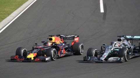 Mogyoród, 2019. augusztus 4. Max Verstappen, a Red Bull holland versenyzõje (b) és Lewis Hamilton, a Mercedes brit versenyzõje a Forma-1-es Magyar Nagydíjon a mogyoródi Hungaroringen 2019. augusztus 4-én. MTI/Czeglédi Zsolt