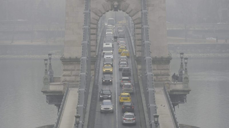 Budapest, 2017. február 15. Gépjármûvek közlekednek a szmogos, ködös idõben a Lánchídon 2017. február 15-én. Budapesten ismét elrendelte Tarlós István fõpolgármester a szmogriadó tájékoztatási fokozatát, miután a mérõállomásokon a szálló por légszennyezettségi szintje február 13-án három, 14-én pedig négy mérõponton meghaladta a tájékoztatási küszöbértéket. MTI Fotó: Balogh Zoltán