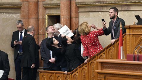 Budapest, 2018. december 12. Ellenzéki képviselõk elállják a házelnöki pulpitusra vezetõ lépcsõt az Országgyûlés plenáris ülésének kezdete elõtt 2018. december 12-én. Elöl Tóth Bertalan, az MSZP frakcióvezetõje, Kunhalmi Ágnes MSZP-s képviselõ, Szabó Tímea, a Párbeszéd képviselõje, Bangóné Borbély Ildikó szocialista képviselõ és Tordai Bence, a Párbeszéd képviselõje (b-j). MTI/Máthé Zoltán