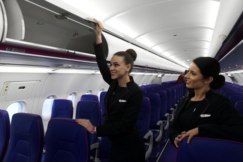 Budapest, 2019. március 7. Légiutas-kísérõk a magyar hátterû Wizz Air diszkont légitársaság elsõ Airbus A321neo típusú, halkabban és gazdaságosabban üzemeltethetõ repülõgépének fedélzetén a Liszt Ferenc-repülõtéren 2019. március 7-én. A Wizz Air új repülõgépein az A321-esekhez képest kilenccel több, összesen 239 ülõhely található, hatótávolságuk 6500 kilométer. MTI/Koszticsák Szilárd