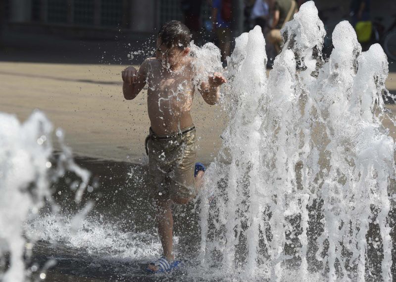 Budapest, 2019. augusztus 12. Egy fiú játszik a hõségben a fõvárosi Szabadság téri szökõkútnál 2019. augusztus 12-én. A kánikula miatt hõségriasztást adott ki az országos tisztifõorvos augusztus 12-én éjfélig. Jelentõs lehûlést hoz a másnap érkezõ hidegfront, 10 fokot, néhol akár többet is csökken a csúcshõmérséklet pár nap alatt. MTI/Bruzák Noémi