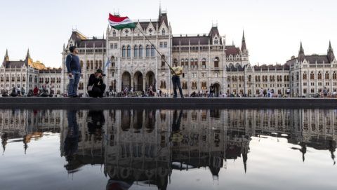 Budapest, 2018. május 7. Résztvevõk az Élõláncot a Parlament köré! elnevezésû demonstráción a budapesti Kossuth téren az Országgyûlés alakuló ülése elõtti napon, 2018. május 7-én. MTI Fotó: Szigetváry Zsolt