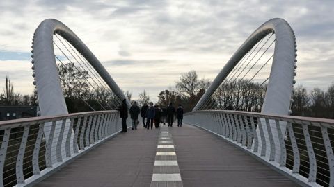 Szolnok, 2018. december 31. A híd a város felõl. A Tiszaligetet 2011. január 21. óta gyalogoshíd köti össze a Tisza túlpartján fekvõ Szolnok belvárosával. A tiszavirág szárnyaira emlékeztetõ híd Szolnok új emblematikus látványossága. A híd fesztávolsága 120 méter, teljes hossza 440 méter. MTVA/Bizományosi: Lehotka László *************************** Kedves Felhasználó! Ez a fotó nem a Duna Médiaszolgáltató Zrt./MTI által készített és kiadott fényképfelvétel, így harmadik személy által támasztott bárminemû  különösen szerzõi jogi, szomszédos jogi és személyiségi jogi  igényért a fotó készítõje közvetlenül maga áll helyt, az MTVA felelõssége e körben kizárt.