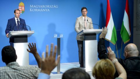 Budapest, 2019. július 31. Gulyás Gergely, a Miniszterelnökséget vezetõ miniszter (j) és Hollik István kormányszóvivõ a Kormányinfó sajtótájékoztatón a Miniszterelnöki Kabinetiroda Garibaldi utcai sajtótermében 2019. július 31-én. MTI/Soós Lajos