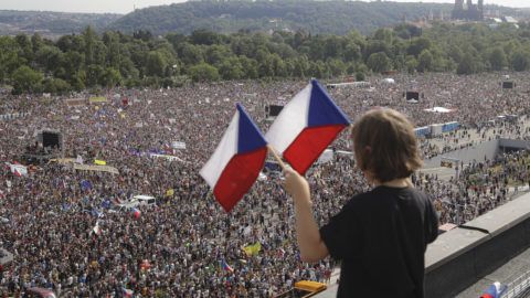 Prága, 2019. június 23. Cseh zászlókat tart a kezében egy gyerek az Andrej Babis cseh kormányfõ lemondását követelõ ellenzéki tüntetésen Prágában 2019. június 23-án. A miniszterelnököt a rendõrség uniós pénzekkel való visszaéléssel gyanúsítja, az Európai Bizottság korábban könyvvizsgálói jelentést tett közzé, amely összeférhetetlenséget állapított meg Babis politikai és gazdasági tevékenysége között. MTI/AP/Petr David Josek