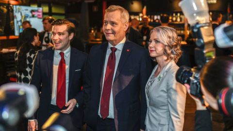 Helsinki, 2019. április 14. Antti Rinne, a Szociáldemokrata Párt (SDP) vezetõje és kormányfõjelöltje (k) és felesége, Heta Ravolainen-Rinne, valamint Dimitri Qvintus, a párt szóvivõje a finnországi parlamenti választások eredményváró rendezvényén Helsinkiben 2019. április 14-én urnazárás után. MTI/EPA/COMPIC/Jarno Kuusinen