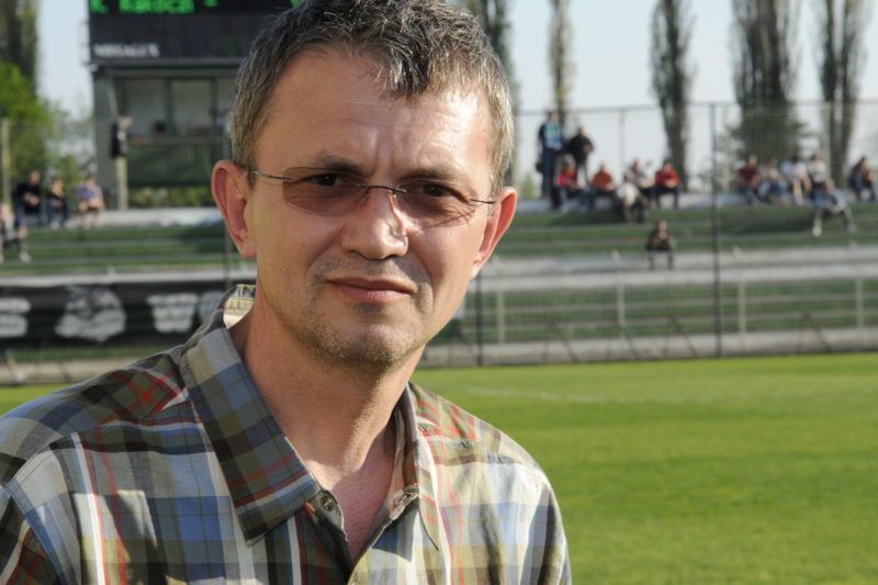 Kaposvár, 2011. április 20. Garancsi István a Videoton tulajdonosa, akit Orbán Viktor miniszterelnök április 18-i hatállyal egy évi idõtartamra megbízta a természetjáró és kerékpáros turizmus, úthálózat és közlekedés fejlesztéséért felelõs miniszterelnöki megbízotti feladatok ellátásával. A miniszterelnöki megbízott e tevékenységét díjazás nélkül látja el. A miniszterelnöki megbízott mûködését a miniszterelnök irányítja. A felvétel a Kaposvári Rákóczi FC stadionjában készült. MTI Fotó: Vigh István Ádám