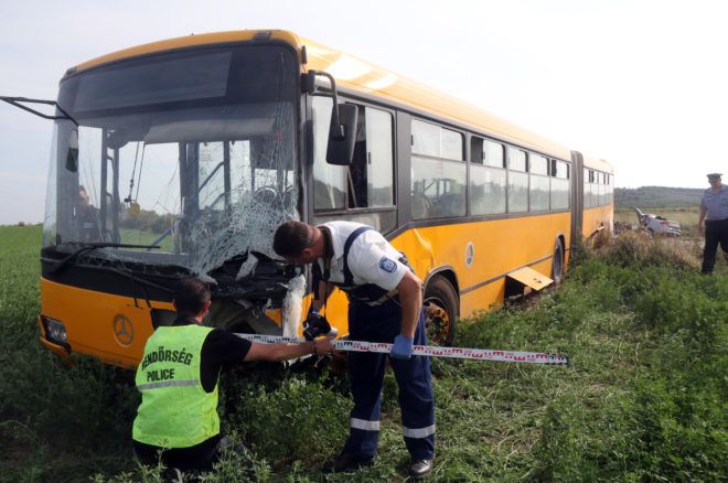 Miskolc, 2019. szeptember 6. Összetört autóbusz mellett helyszínel egy rendõr Miskolc határában, a 3-as számú fõúton 2019. szeptember 6-án. A menetrend szerint közlekedõ busz összeütközött egy személyautóval, a gépkocsi vezetõje meghalt. MTI/Vajda János