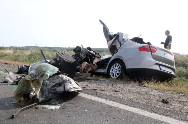 Miskolc, 2019. szeptember 6. Összeroncsolódott személyautó Miskolc határában, a 3-as számú fõúton 2019. szeptember 6-án. Az autó egy menetrend szerint közlekedõ autóbusszal ütközött, vezetõje meghalt. MTI/Vajda János