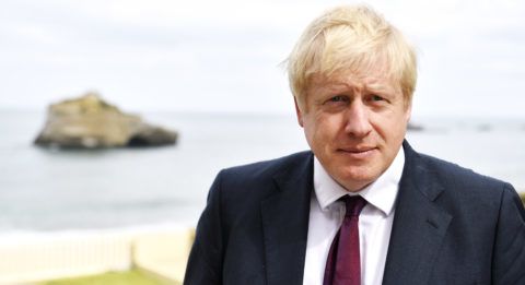 Biarritz, 2019. augusztus 25. Boris Johnson brit miniszterelnök egy televíziós interjú közben a világ hét legfejlettebb ipari országa (G7) vezetõi csúcstalálkozójának második napi tanácskozása elõtt a délnyugatfranciaországi Biarritzban 2019. augusztus 25-én. MTI/EPA /Pool/Neil Hall