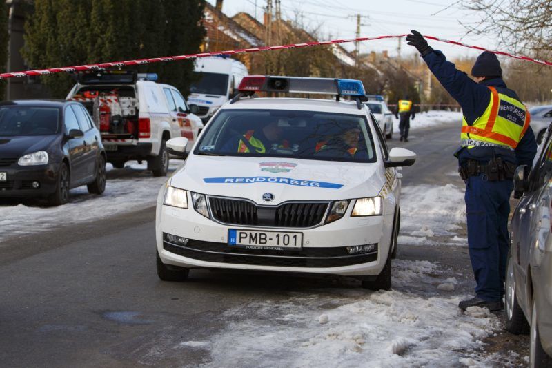 Káptalanfa, 2019. január 11. Rendõrök 2019. január 11-én a Veszprém megyei Káptalanfán, a Petõfi utcában, ahol egy embert megölt, három másikat megsebesített, majd magával is végzett egy osztrák férfi. Az 57 éves férfi január 10-én este jelent meg hazaköltözött élettársa szüleinek otthonánál, ahol szóváltásba keveredett a lakókkal, majd tüzet okozott és rálõtt a családtagokra. A nõ édesapja a helyszínen életét vesztette, az élettárs és egy húga életveszélyesen megsérült, édesanyjuk súlyos sérüléseket szenvedett. Egy másik lánytestvér a tûzben sérült meg. MTI/Varga György