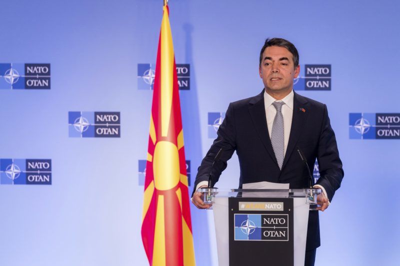 Brüsszel, 2019. február 6. Nikola Dimitrov macedón külügyminiszter beszél a Jens Stoltenberg NATO-fõtitkárral tartott sajtótájékoztatón, miután Észak-Macedónia aláírta a NATO-csatlakozásról szóló jegyzõkönyvet a katonai szövetség tagállamainak brüsszeli ülésén 2019. február 6-án. Az aktus lehetõvé teszi, hogy a balkáni ország az Észak-atlanti Szerzõdés Szervezetének 30. tagjává váljon. MTI/AP/Geert Vanden Wijngaert