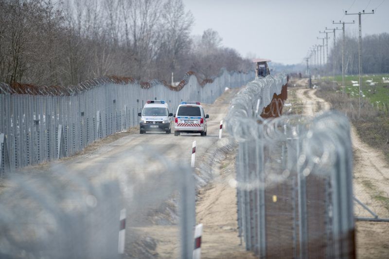 Kelebia, 2018. március 22. Rendõrautók járõröznek az ideiglenes biztonsági határzár mellett a magyar-szerb határon a Bács-Kiskun megyei Kelebia közelében 2018. március 22-én. MTI Fotó: Sóki Tamás