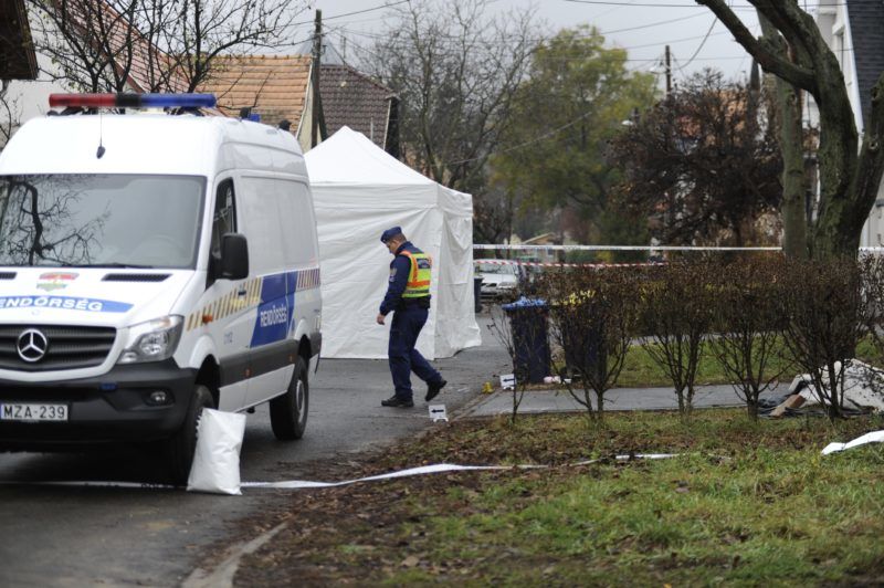 Budapest, 2018. november 21. Bûnügyi helyszínelés a fõváros III. kerületében, ahol több lövéssel végeztek egy nõvel hajnalban 2018. november 21-én. A bûncselekménnyel gyanúsítható férfit a helyszín közelében elfogták. MTI/Mihádák Zoltán