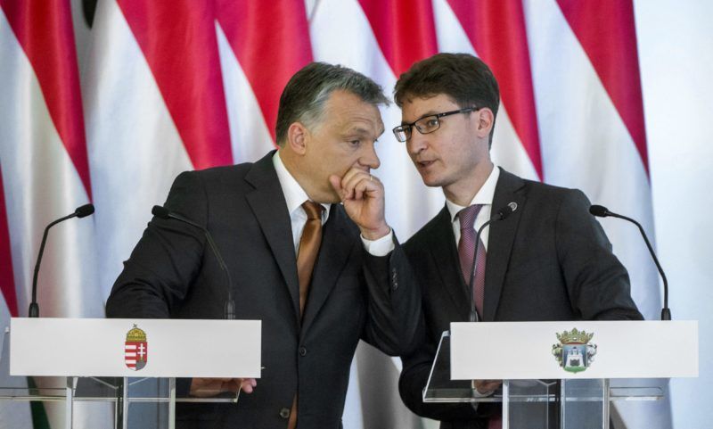 Székesfehérvár, 2015. május 26. Orbán Viktor miniszterelnök (b) és Cser-Palkovics András polgármester közös sajtótájékoztatójukon, miután együttmûködési megállapodást írtak alá a Modern városok program keretében Székesfehérváron, a Hiemer-ház dísztermében 2015. május 26-án. MTI Fotó: Illyés Tibor