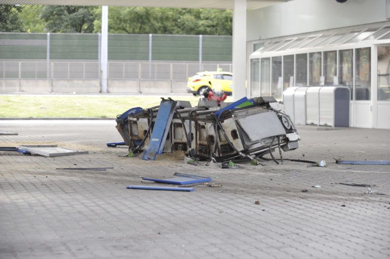 Budapest, 2019. augusztus 16. Kidöntött kútoszlop az M3-as autópálya fõvárosi szakaszán egy benzinkúton 2019. augusztus 16-án. A kútoszlopot egy személyautó tette tönkre, amelynek vezetõje a balesetben súlyosan megsérült. MTI/Mihádák Zoltán