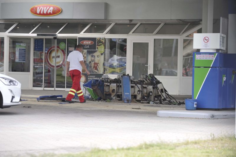 Budapest, 2019. augusztus 16. Kidöntött kútoszlop az M3-as autópálya fõvárosi szakaszán egy benzinkúton 2019. augusztus 16-án. A kútoszlopot egy személyautó tette tönkre, amelynek vezetõje a balesetben súlyosan megsérült. MTI/Mihádák Zoltán