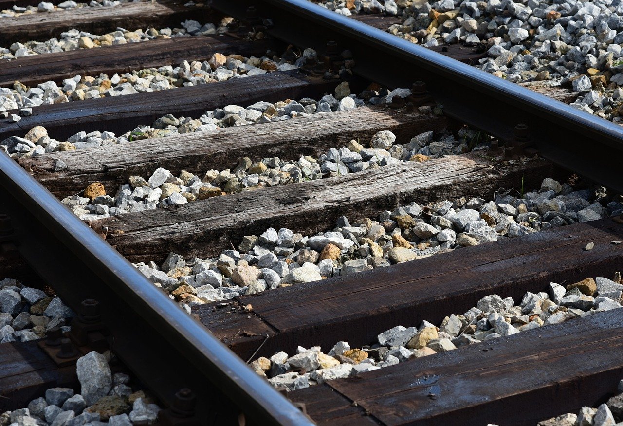 Kilométereken át lógott ki egy hároméves kisfiú egy száguldó vonat ajtajából