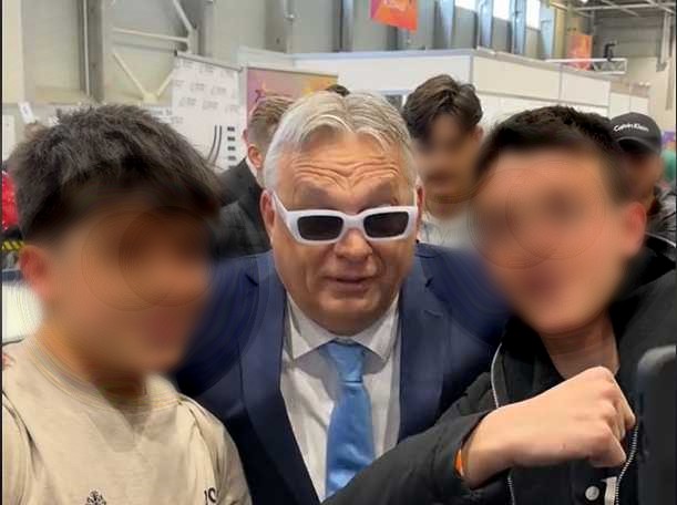 „Így jampecosabb” – Orbán Viktor fiatalokkal fotózkodott, amiről a TikTokon posztolt is egy videót