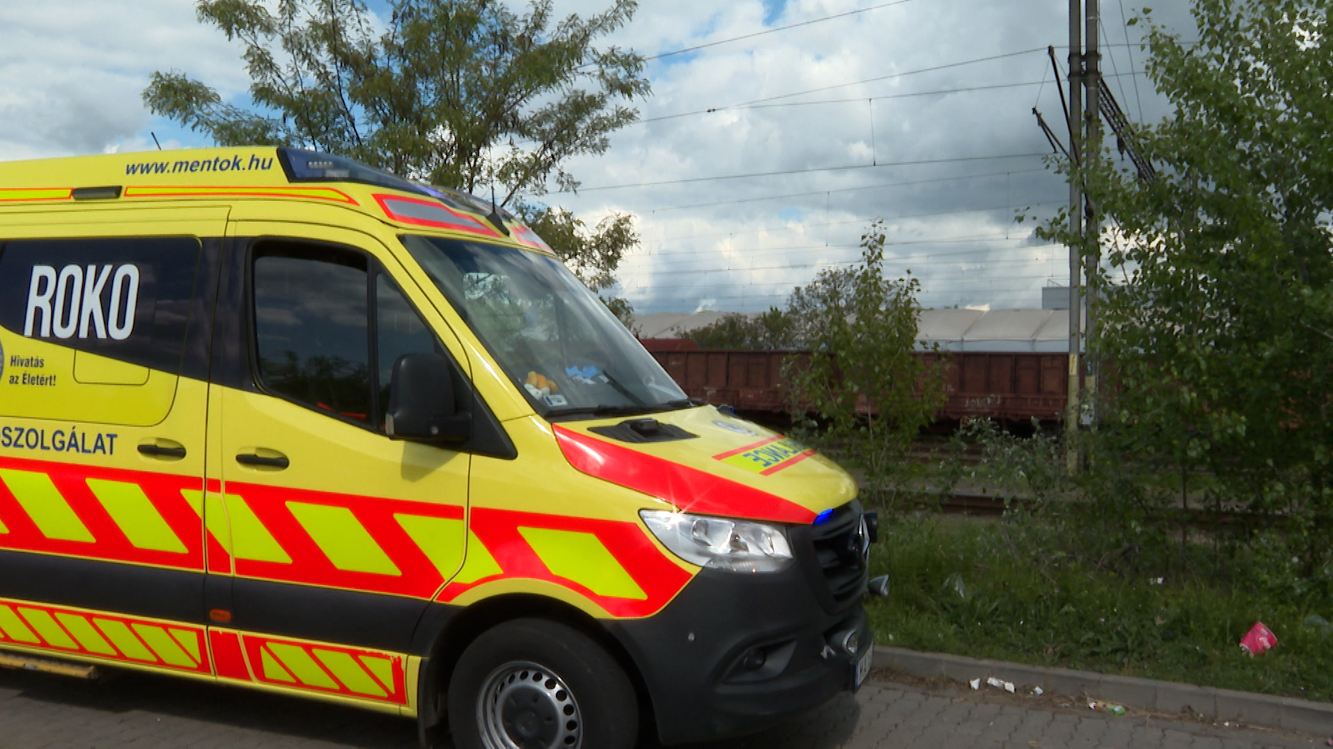 Súlyos áramütés ért egy középiskolás fiút az egri pályaudvaron, életveszélyes állapotban mentőhelikopterrel vitték kórházba