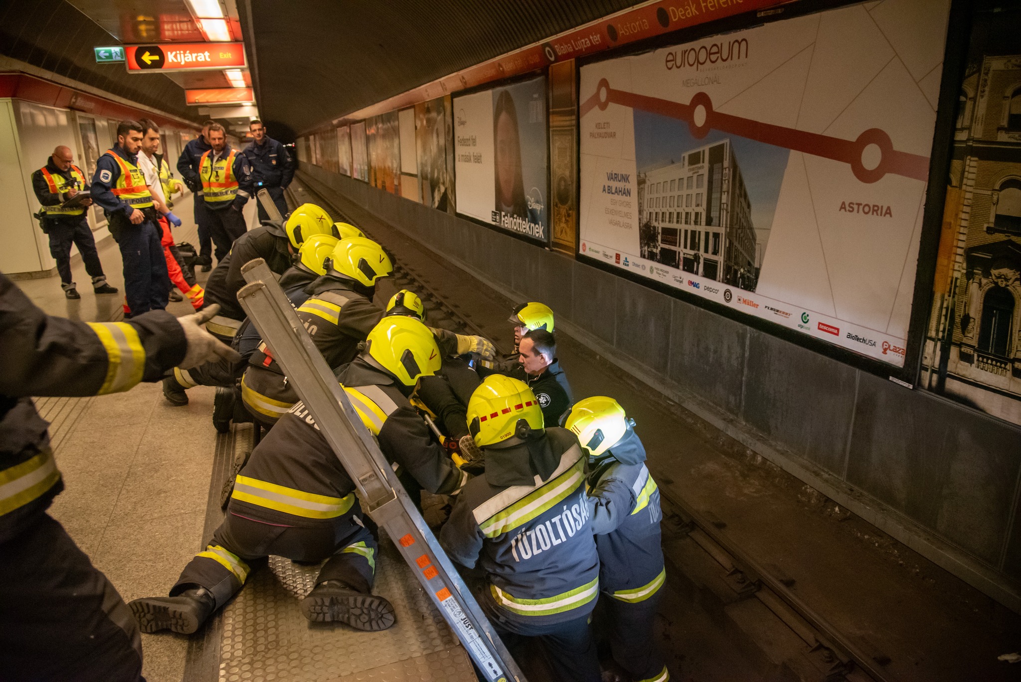 Megrázó fotók: gázolt a metró a Blaha Lujza téren