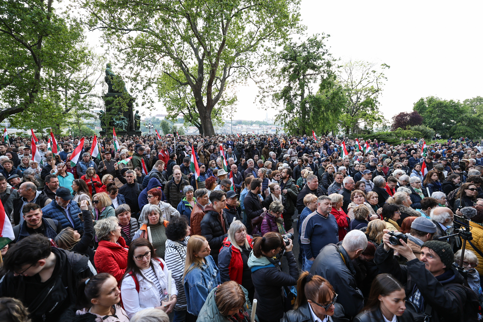 Hatalmas a tömeg a Magyar Péter-tüntetésen a Belügyminisztérium előtt