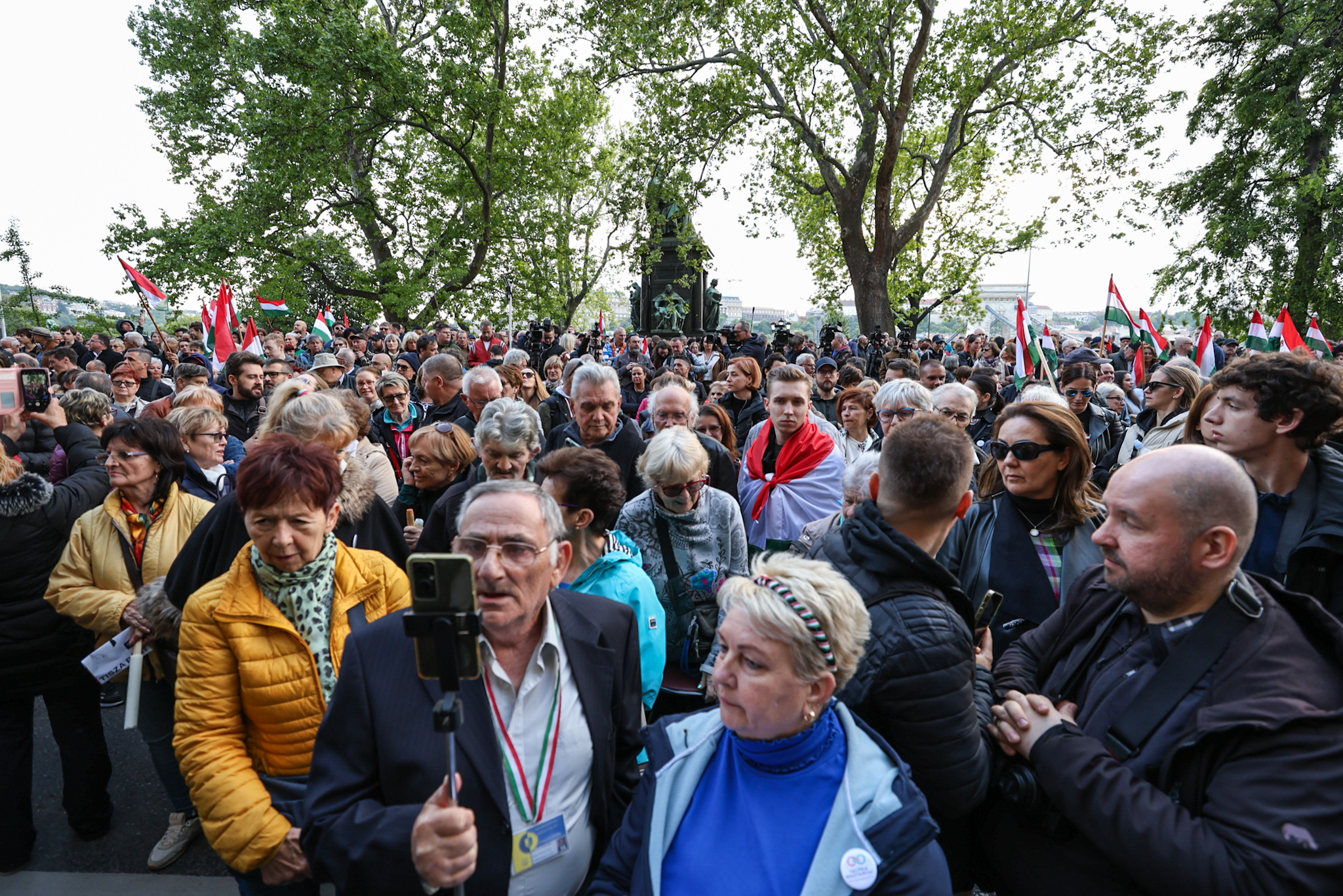 Fotók a Magyar Péter-tüntetésről: gyülekezik a tömeg a Belügyminisztérium előtt