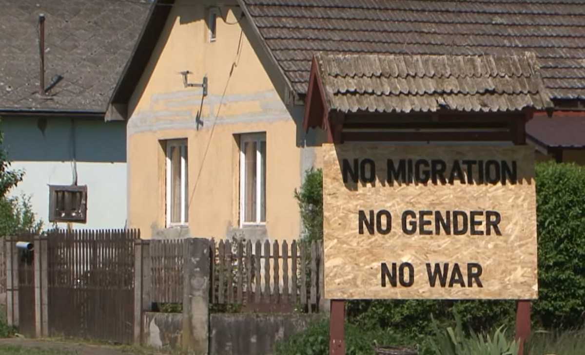 Furcsa tábla fogadja Jánd község lakóit: „No Migration, No Gender, No War”