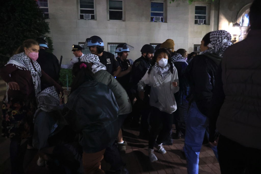 Rohamrendőrök foglalták vissza a Columbia egyetem épületét a tüntetőktől, több tucatnyi embert őrizetbe vettek