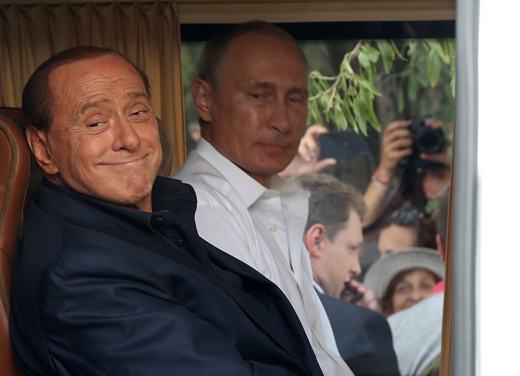 Putyin kivágta egy szarvas szívét, hogy Berlusconinak ajándékozza