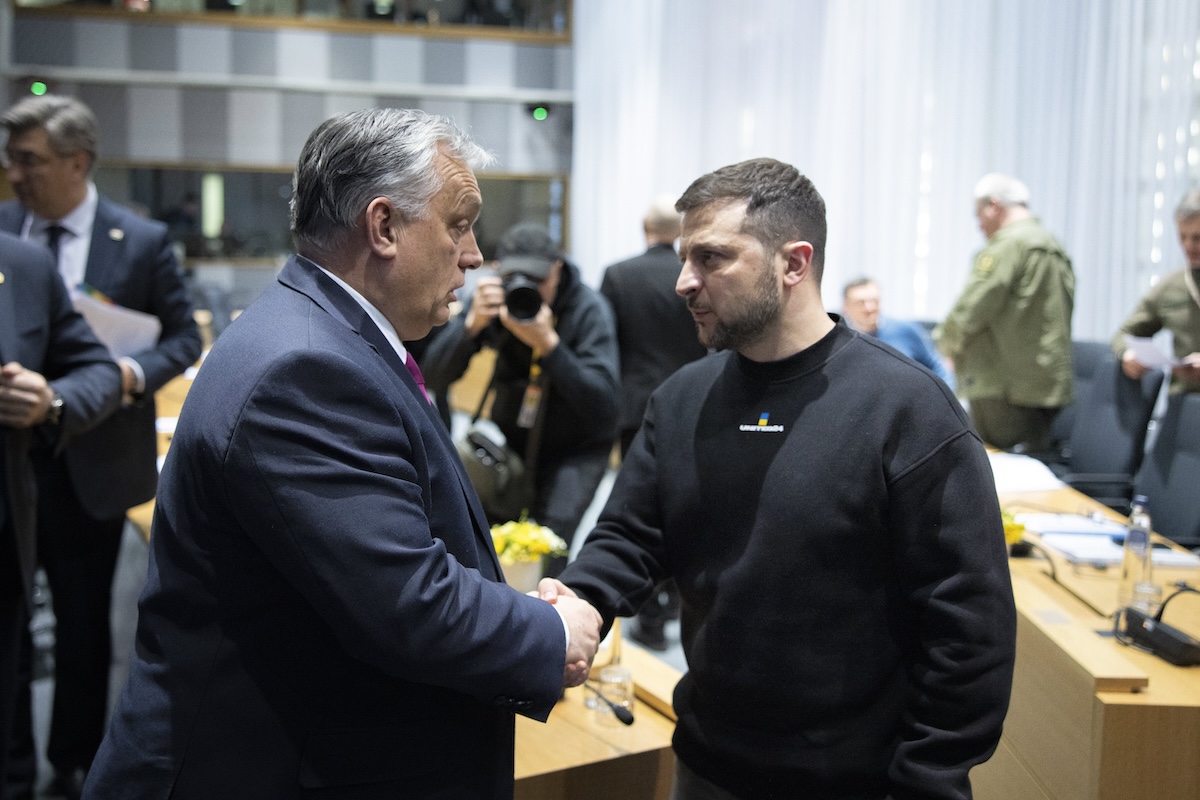 Zelenszkij elmondta, hogy miről egyeztettek Orbán Viktorral telefonon: „Meghívtam a békecsúcsra”