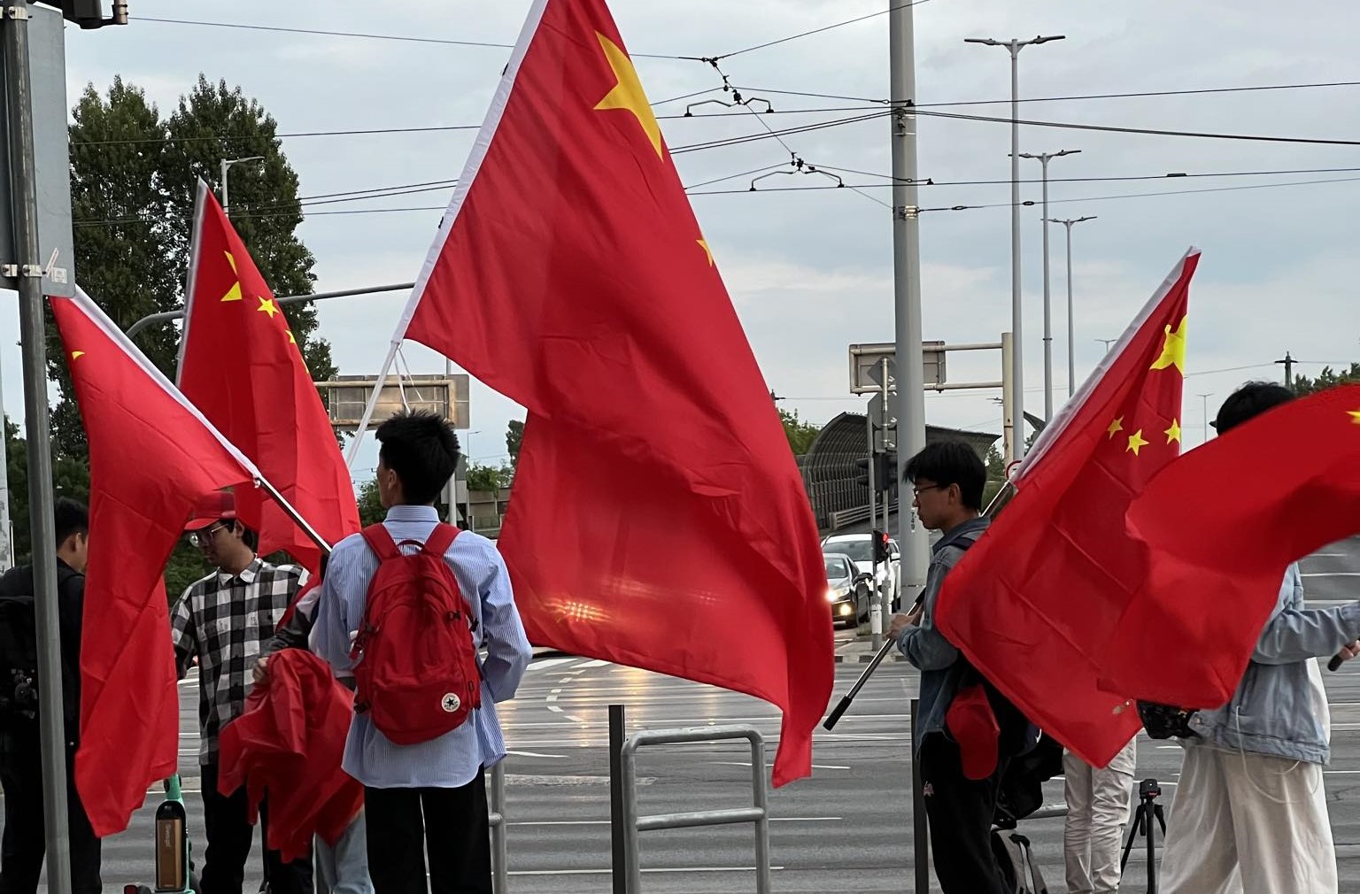 Kínai zászlókkal várják a Könyves Kálmán körúton Hszi Csin-pinget – fotók