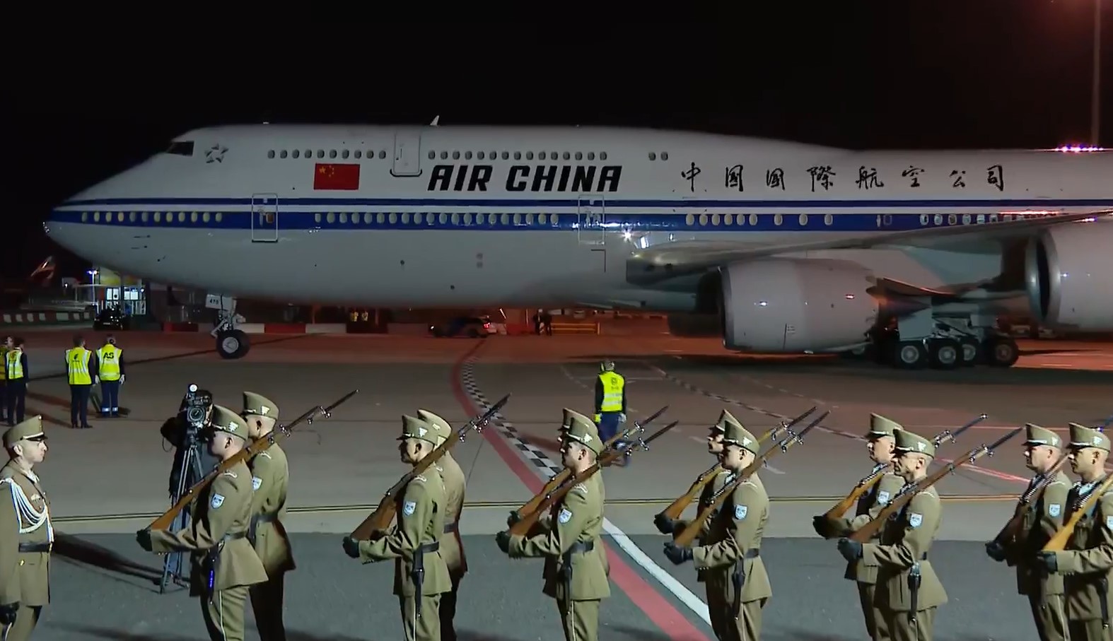 Videó: Megérkezett a kínai elnök Budapestre, így fogadták Hszi Csin-pinget a repülőtéren