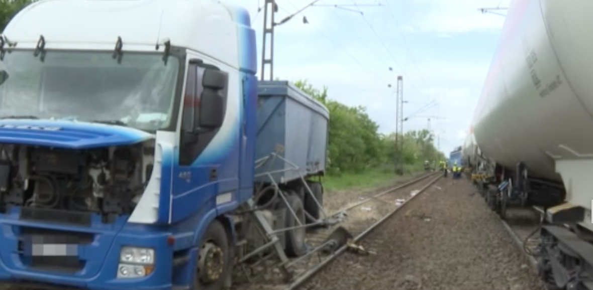 Videón az adácsi vonatbaleset - nem működött sem a jelzőlámpa, sem a fémsorompó
