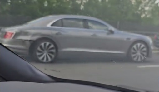 Két méregdrága Bentley is összetört egy balesetben az M0-son