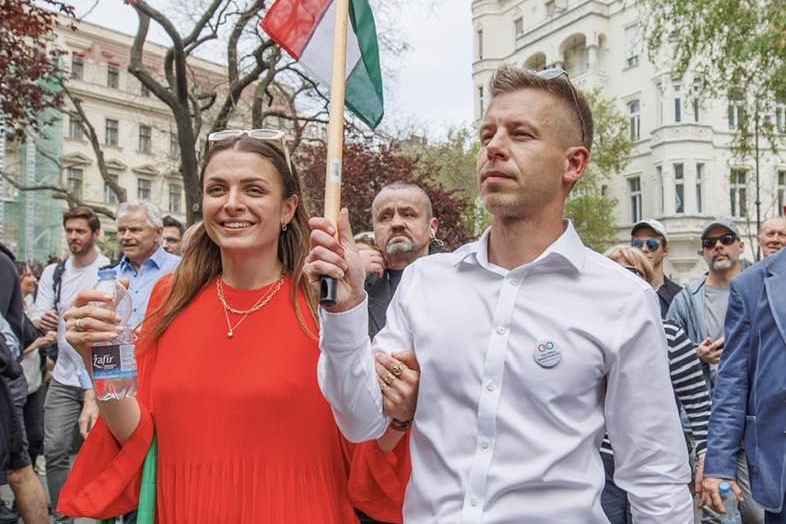 „A göbbelsi, rogáni propaganda szintet lépett” – Magyar Péter barátnőjének anyját támadja a kormánypárti sajtó