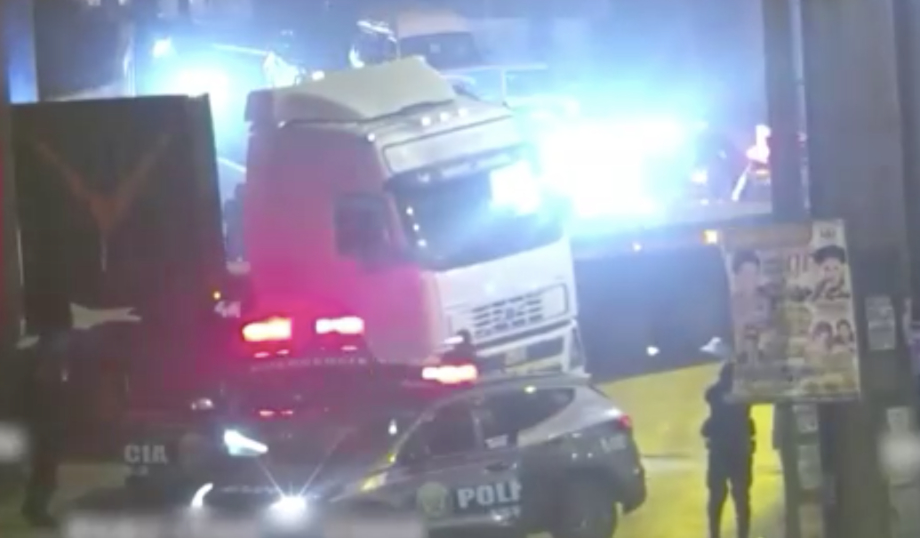 Videón, ahogy telibekap egy rendőrautót a kamiontolvaj - drámai hajtóvadászat volt Peruban