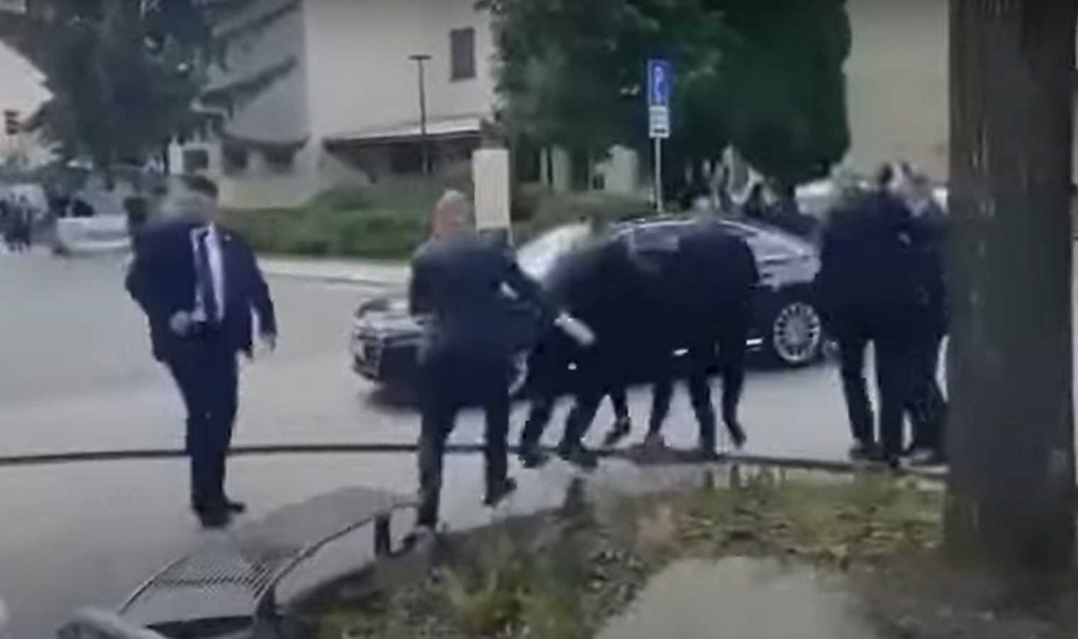 Videón, ahogy limuzinba rakják a meglőtt Ficót közvetlenül a merénylet után