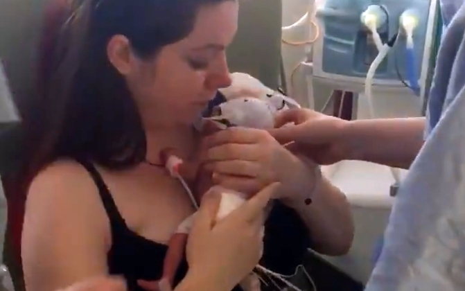 Csak 4 nappal szülés után vehette karjába koraszülött kisbabáját - leírta, mit érzett