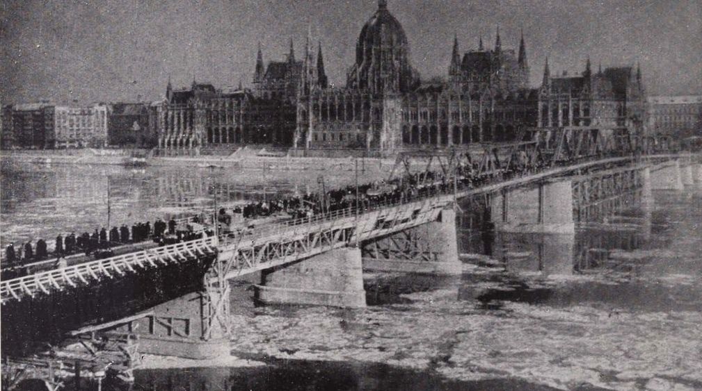 Különleges részletek a rekordgyorsasággal felhúzott Kossuth híd építési naplójából