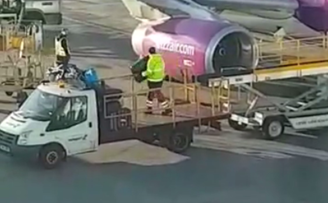Videóra vették, hogyan dobálják a bőröndöket a repülőtéren egy Wizzair-gépről