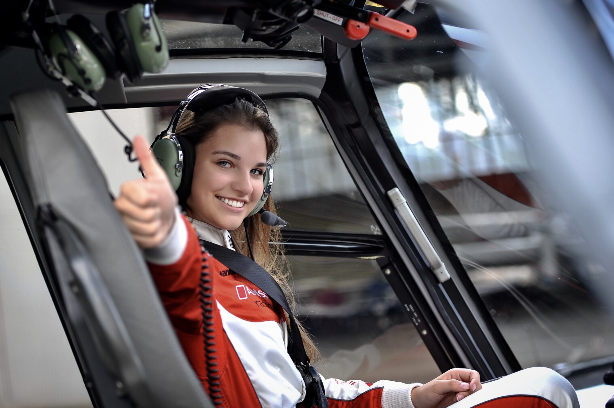 Keszthelyi Vivi Magyarország legfiatalabb női helikoptervezetője is lehet