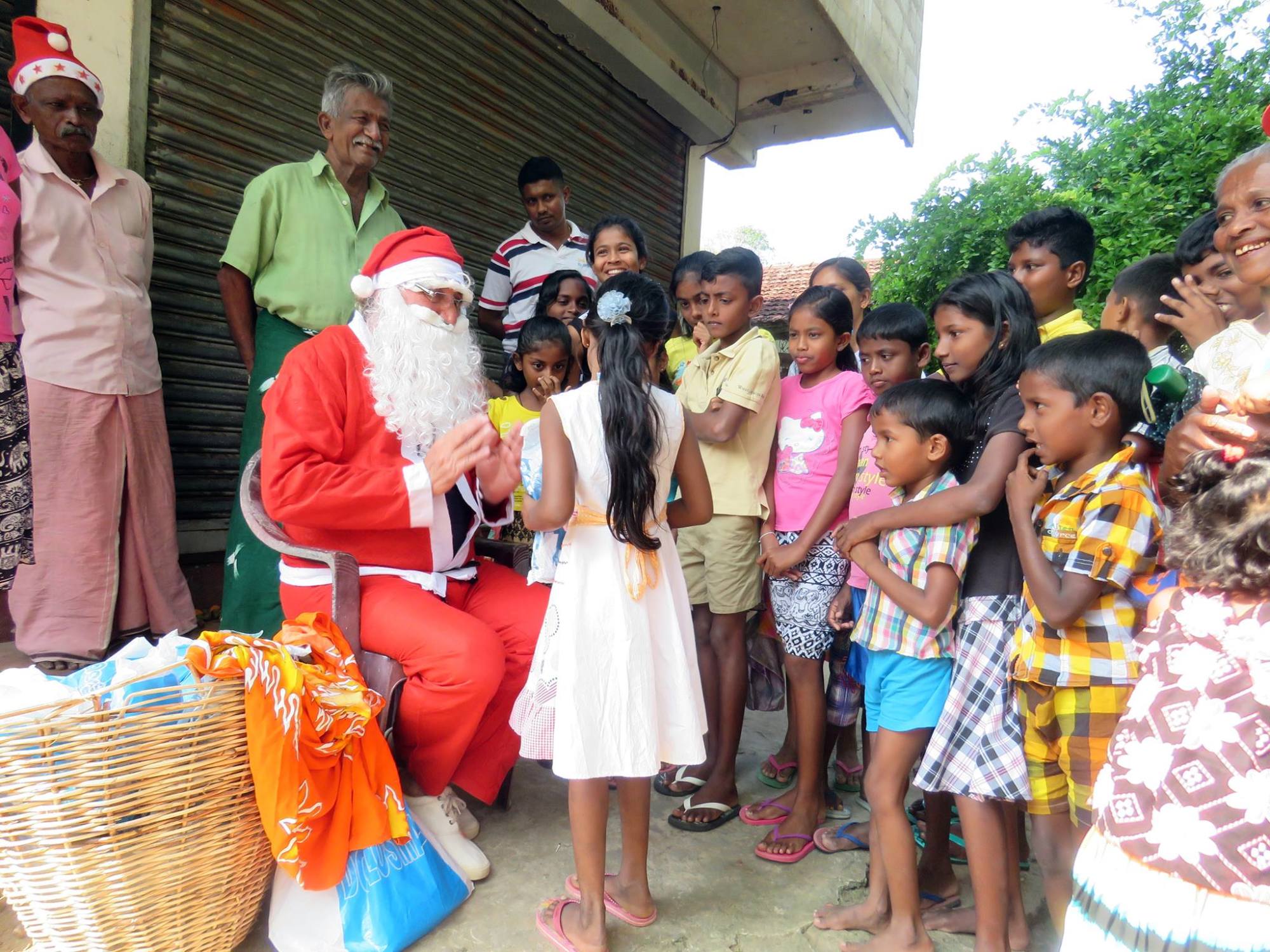 Magyar Mikulás visz ajándékot a gyerekeknek Srí Lankán