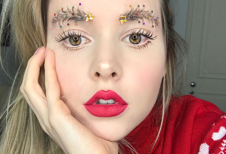 Ultraronda szemöldököket kreált magának egy szépségblogger karácsonyra, és imádják