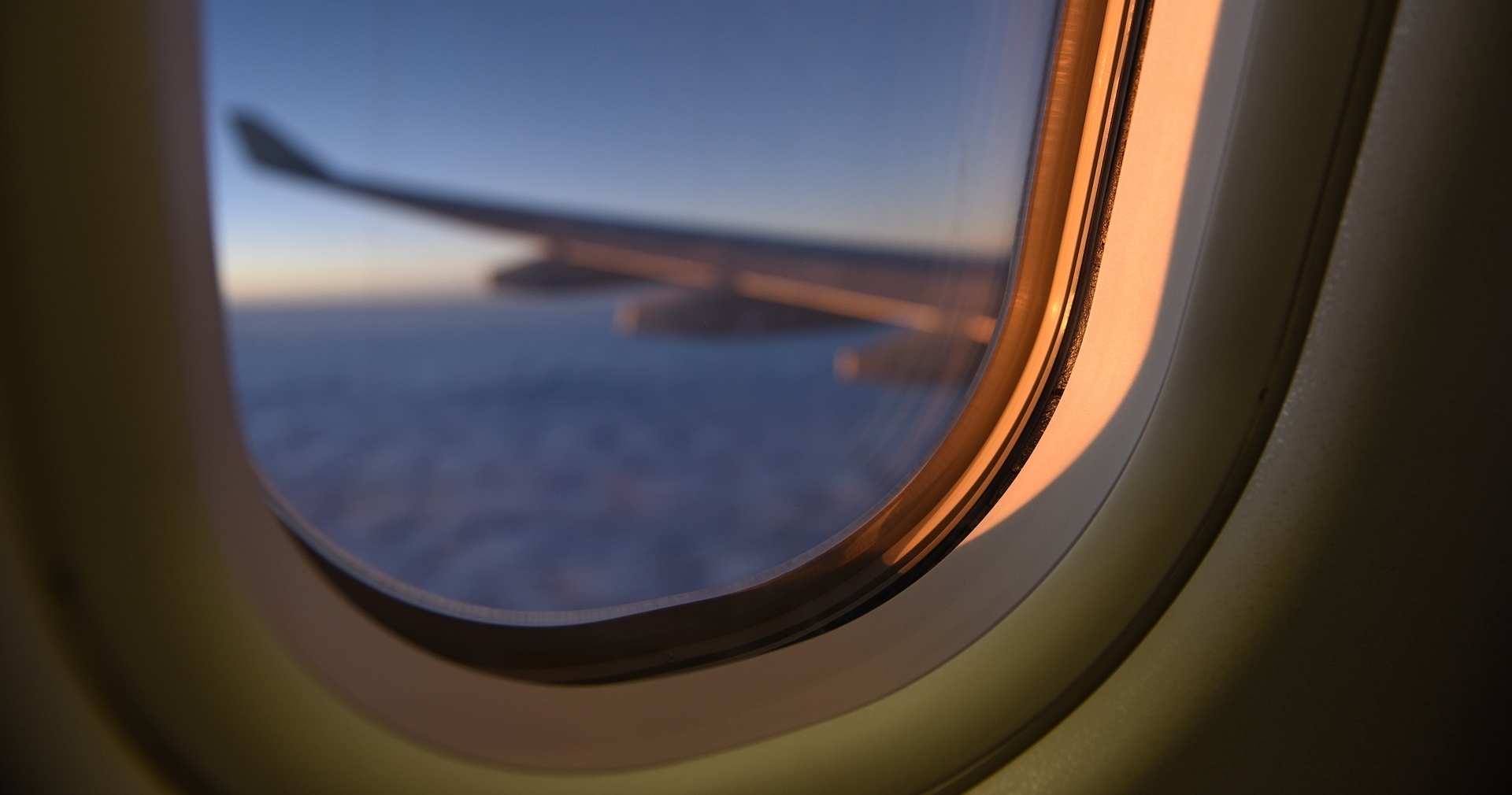 Furcsa szabályok a repülőn: miért kötelező felhúzni a sötétítőt fel- és leszállás előtt?