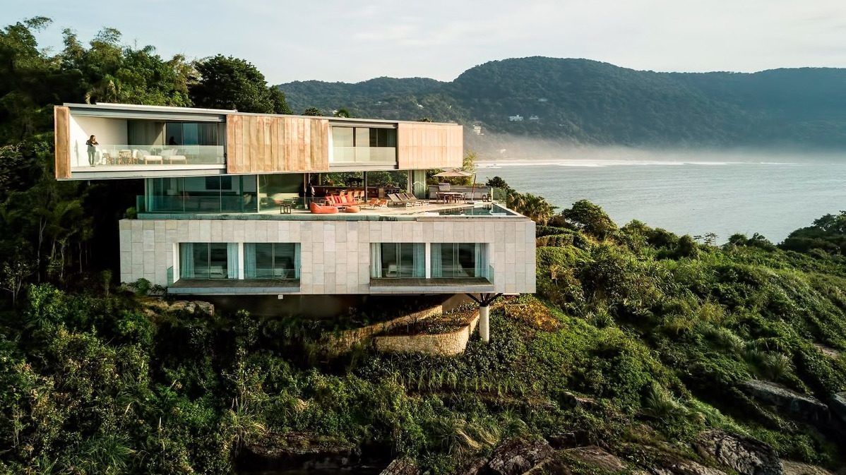 Luxusház magasodik az óceánpart sziklafalán