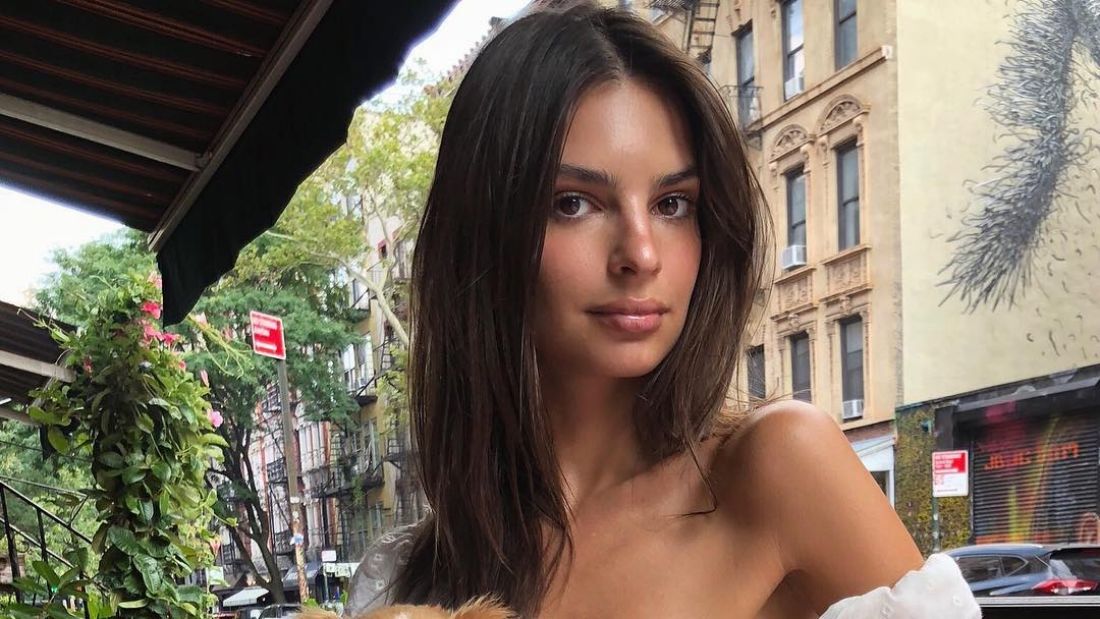 Az egy mell vagy egy könyök Emily Ratajkowski fotóján?