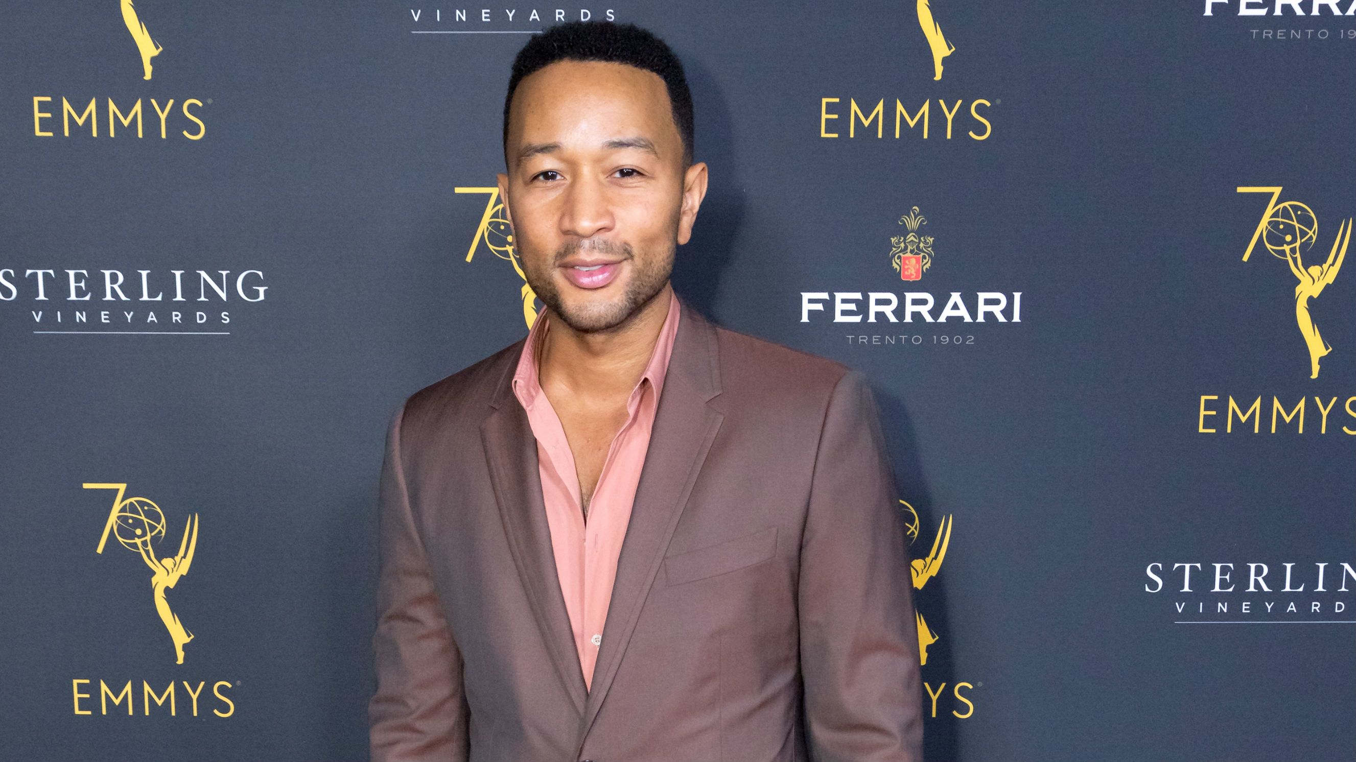 Létezik egyáltalán annyi díj, amennyit John Legend egy polcra felpakolt?