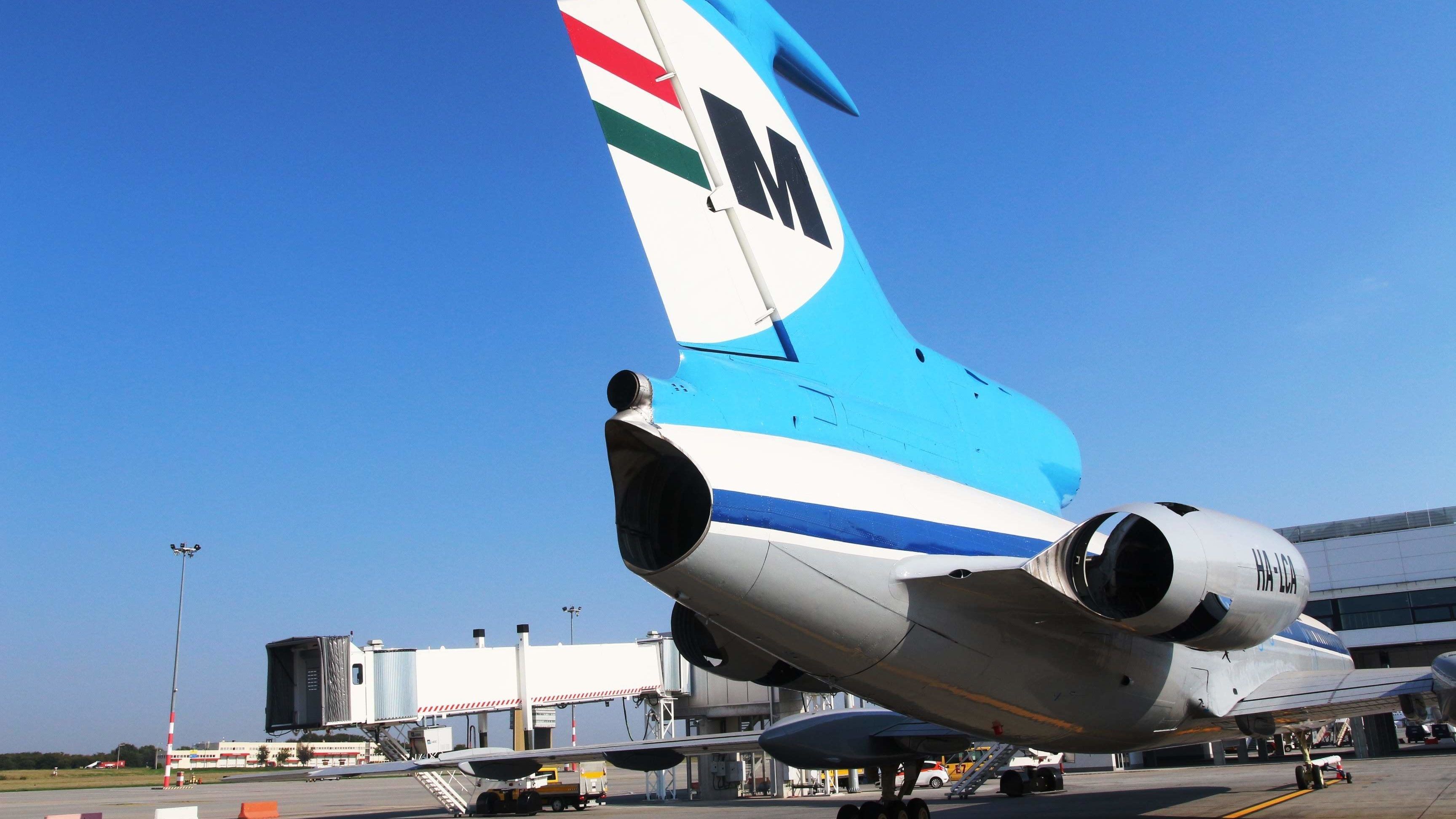 Malév-gép jelent meg a ferihegyi 2B terminálon