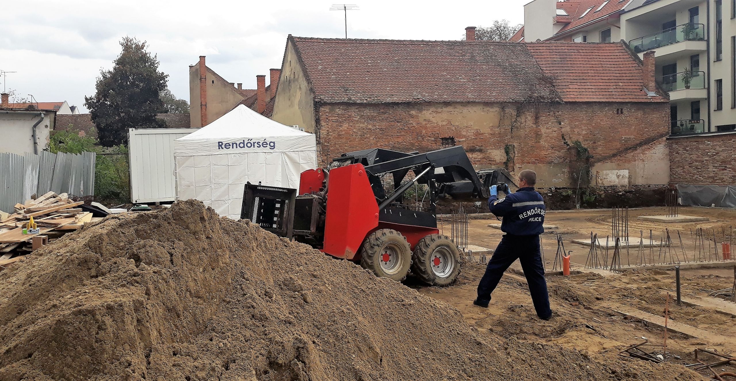 Sokkoló baleset: agyonütött a földmunkagép emelőkarja egy munkást Debrecenben